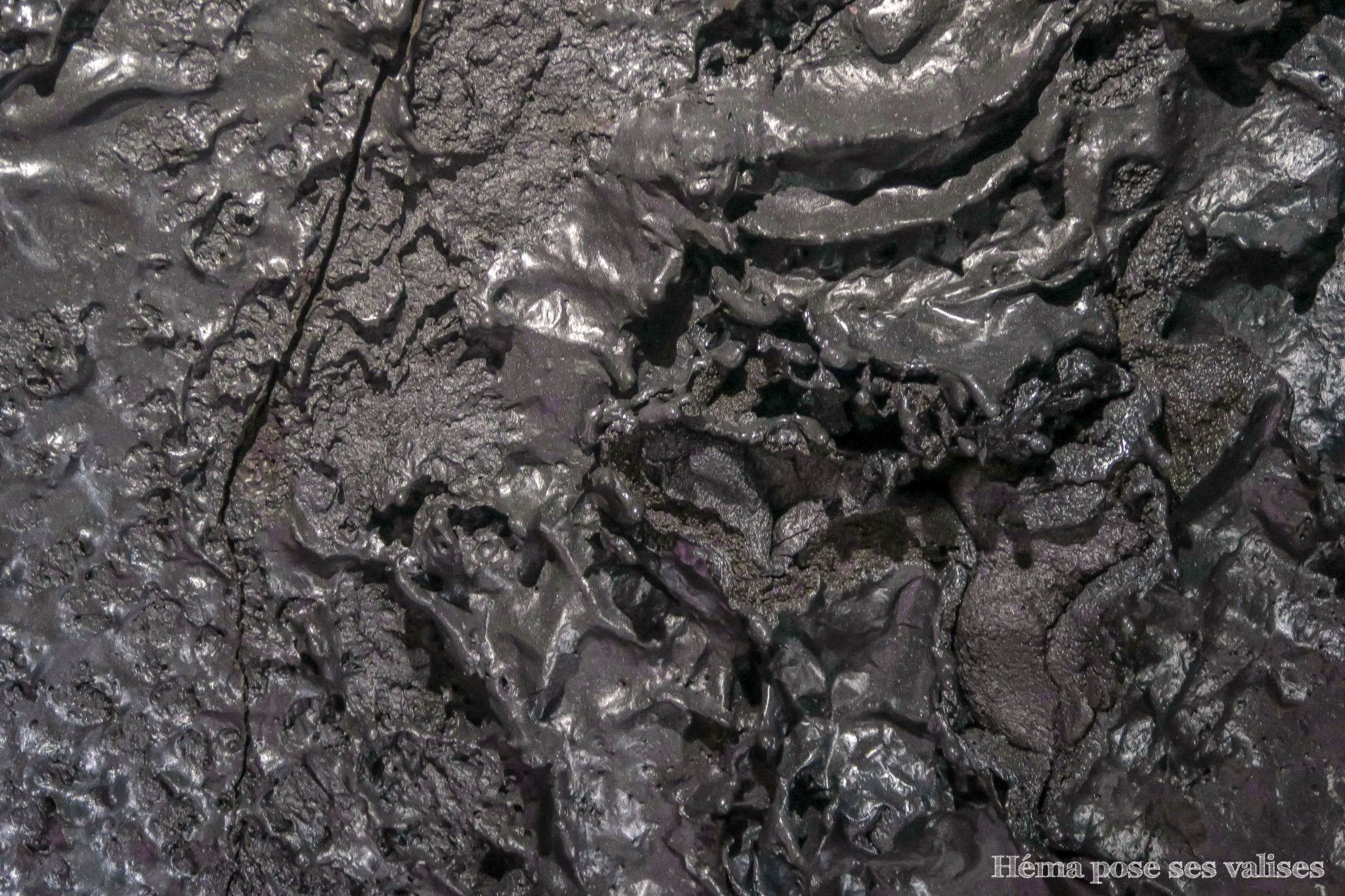 Texture de la lave figée dans les tunnels de lave à La Réunion