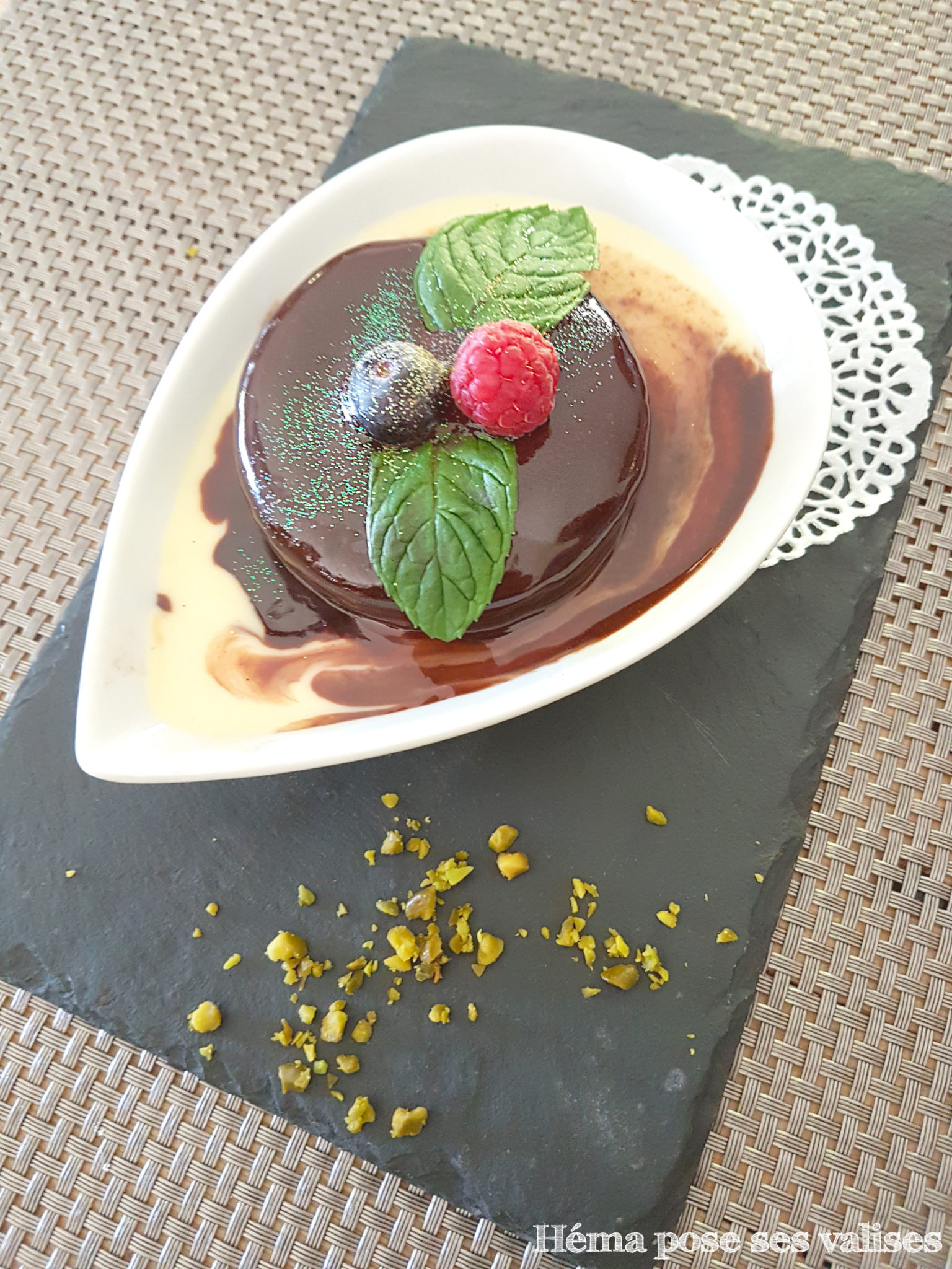 Miroir inversé au chocolat dans sa crème anglaise du restaurant La Cabane aux épices à l'île de La Réunion