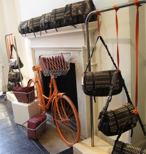 Sacs cloutés en vente lors du London Fashion Weekend 2013