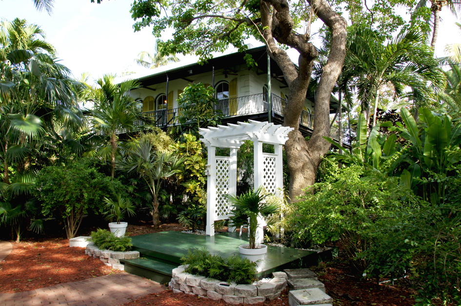 hema_florida_key_west_hemingway_house2