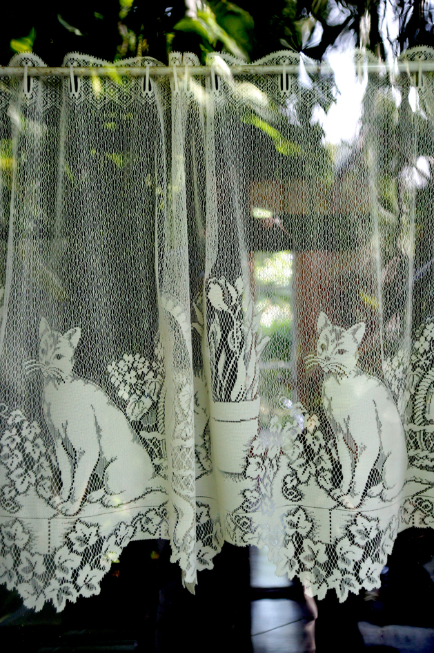 hema_florida_key_west_hemingway_house_curtain_cat