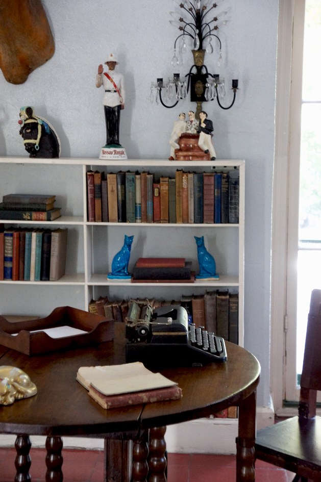 hema_florida_key_west_hemingway_house_desk