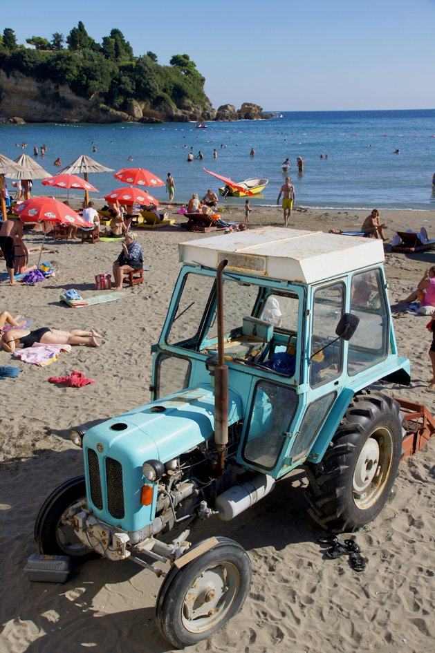 Hema_Montenegro_la_cote_adriatique_ulcinj_blog_voyage_travel_beach_tracteur_tractor_funny_drole