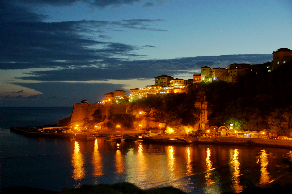 Hema_Montenegro_la_cote_adriatique_ulcinj_blog_voyage_travel_sunset_view_landscape_stari_grad_by_night
