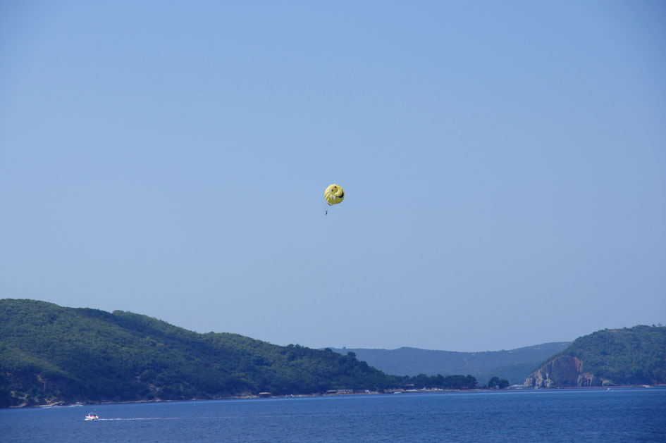 Hema_Montenegro_Budva_parasailing