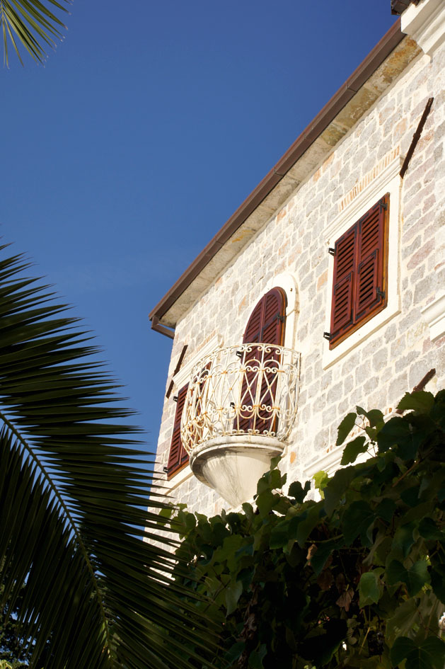 Hema_Montenegro_Lustica_peninsula_village_rose_old_balcony2_blog_voyage_travel15