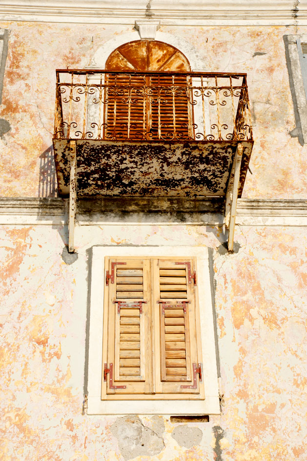 Hema_Montenegro_Lustica_peninsula_village_rose_old_balcony_blog_voyage_travel14