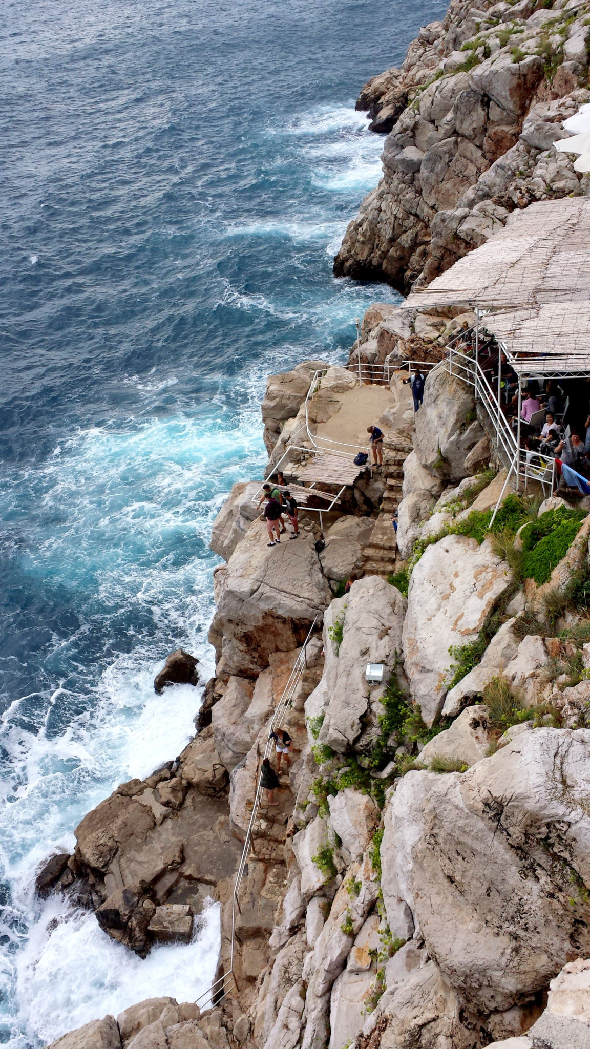 Hema_blog_mode_voyage_croatie_une_journee_a_dubrovnik_cafe_falaise