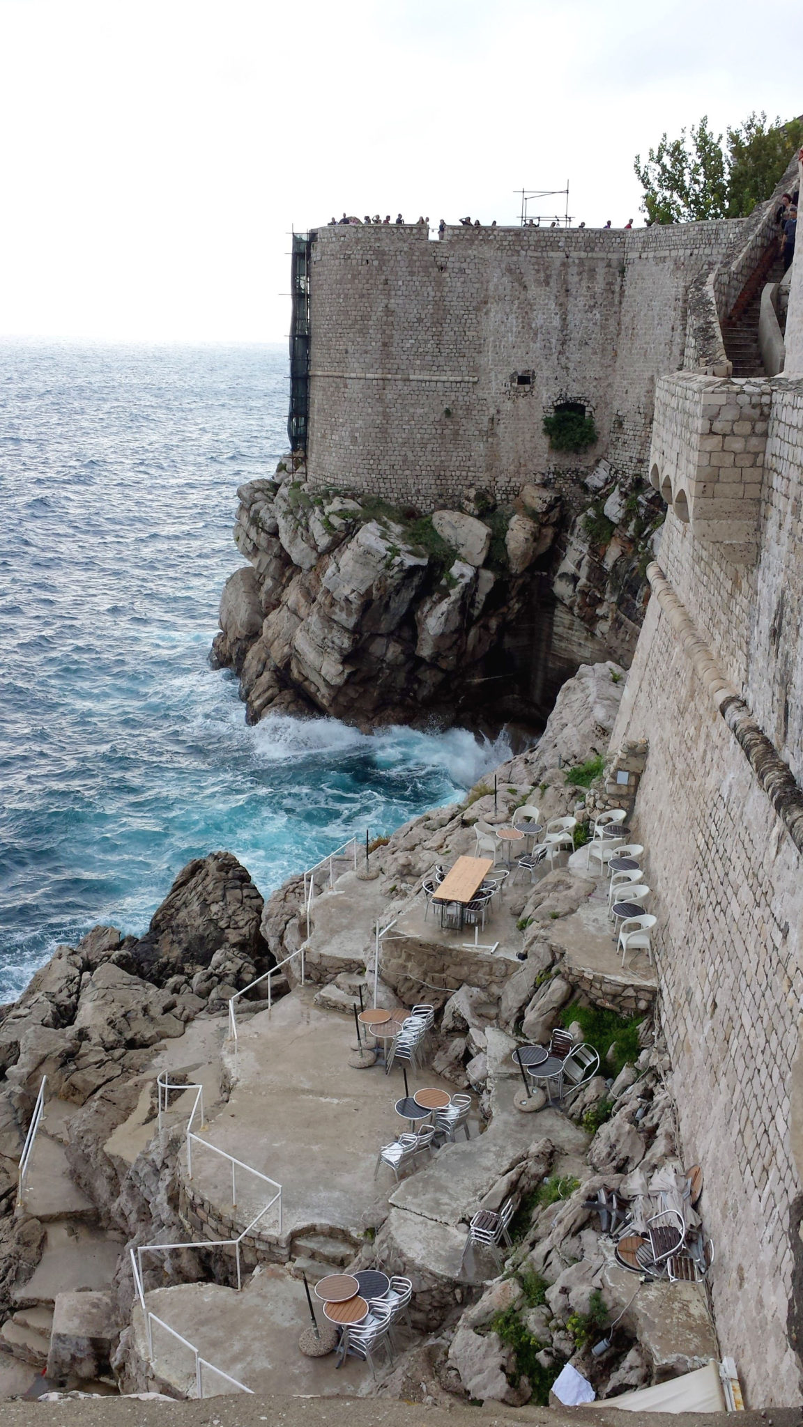 Hema_blog_mode_voyage_croatie_une_journee_a_dubrovnik_cafe_falaise2