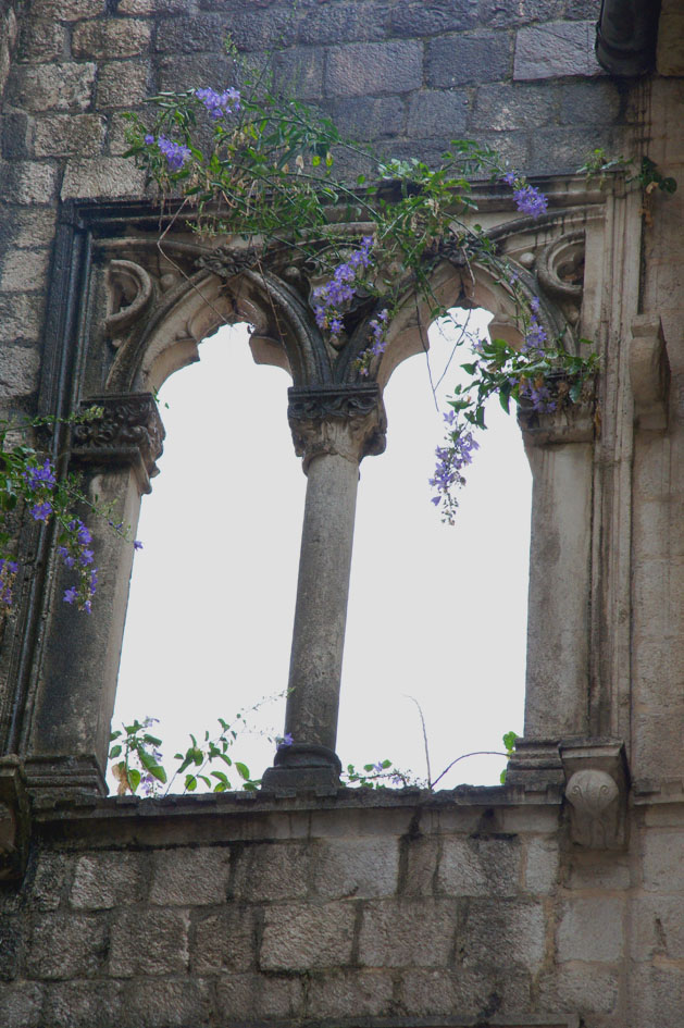 hema_montenegro_old_city_pillars