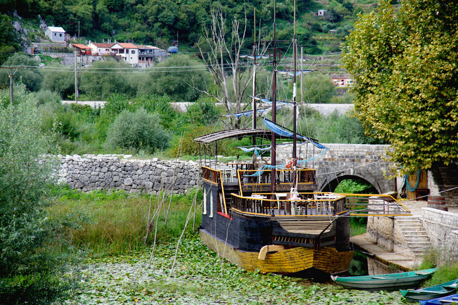 Hemaposesesvalises_bonnes_adresses_montenegro_vripazar_silistria_boat_navire_restaurant1
