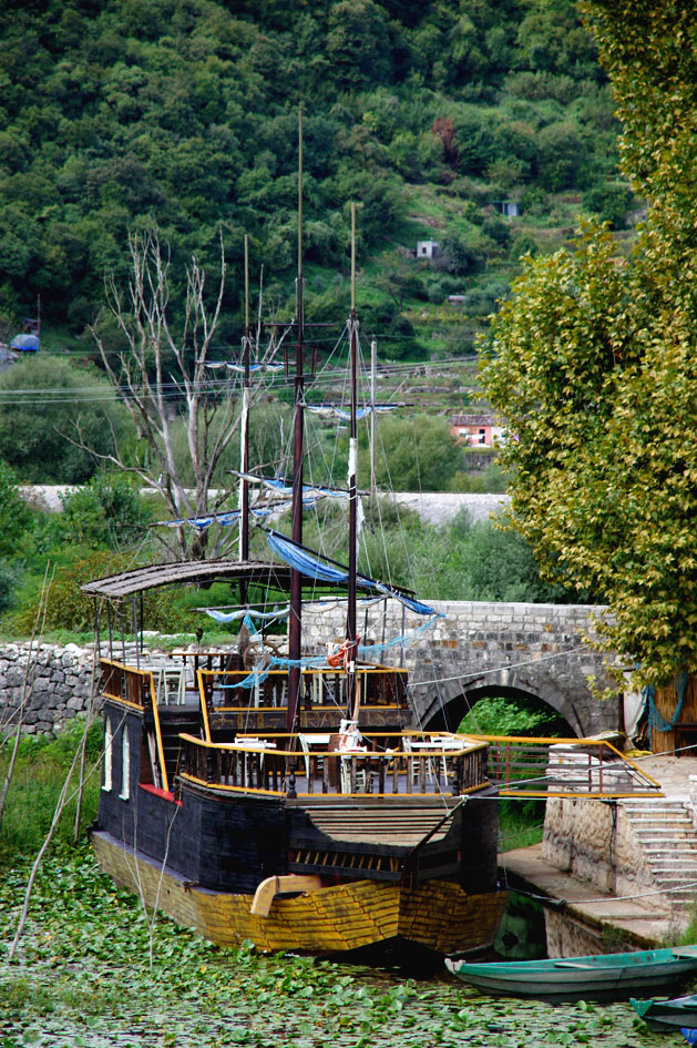 Hemaposesesvalises_bonnes_adresses_montenegro_vripazar_silistria_boat_navire_restaurant2