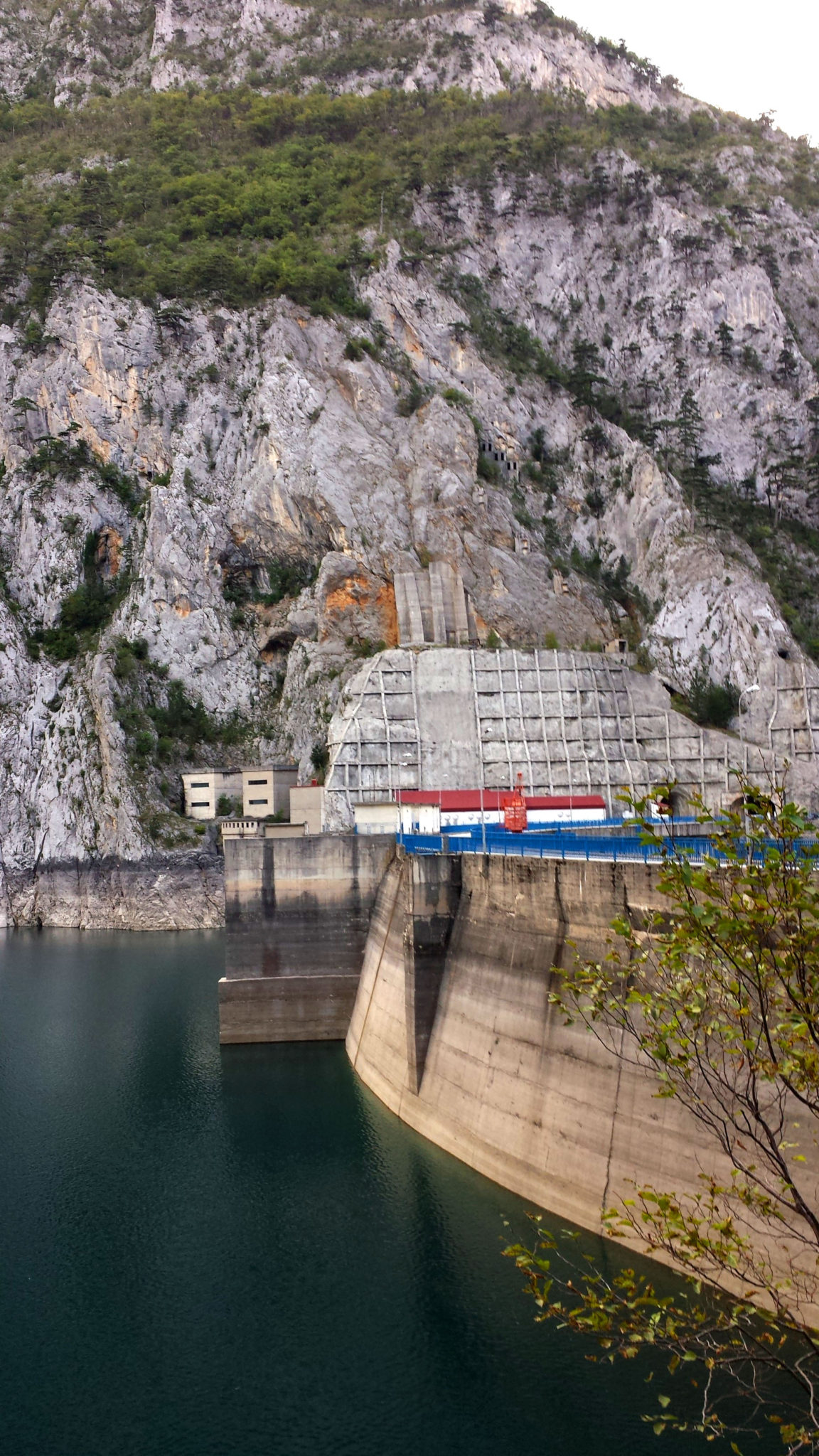 Hemaposesesvalises_montenegro_dam_barrage_travel_voyage_blog4