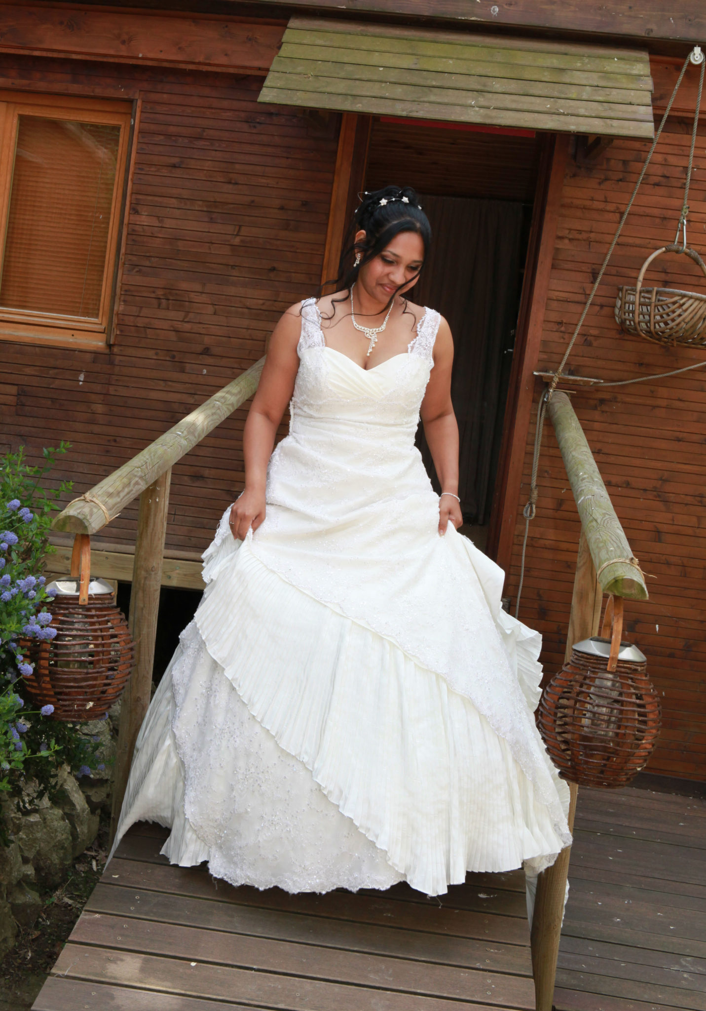Hemaposesesvalises_the_wedding_dress_2