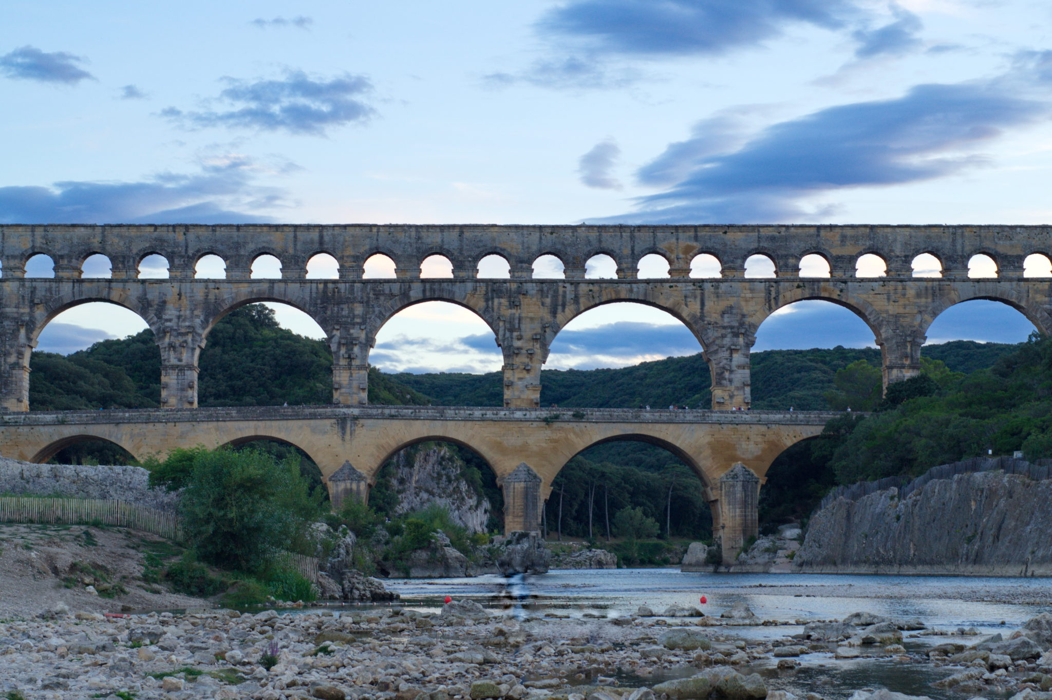 Hemaposesesvalises_pont_du_gard_unesco_anniversaire_1