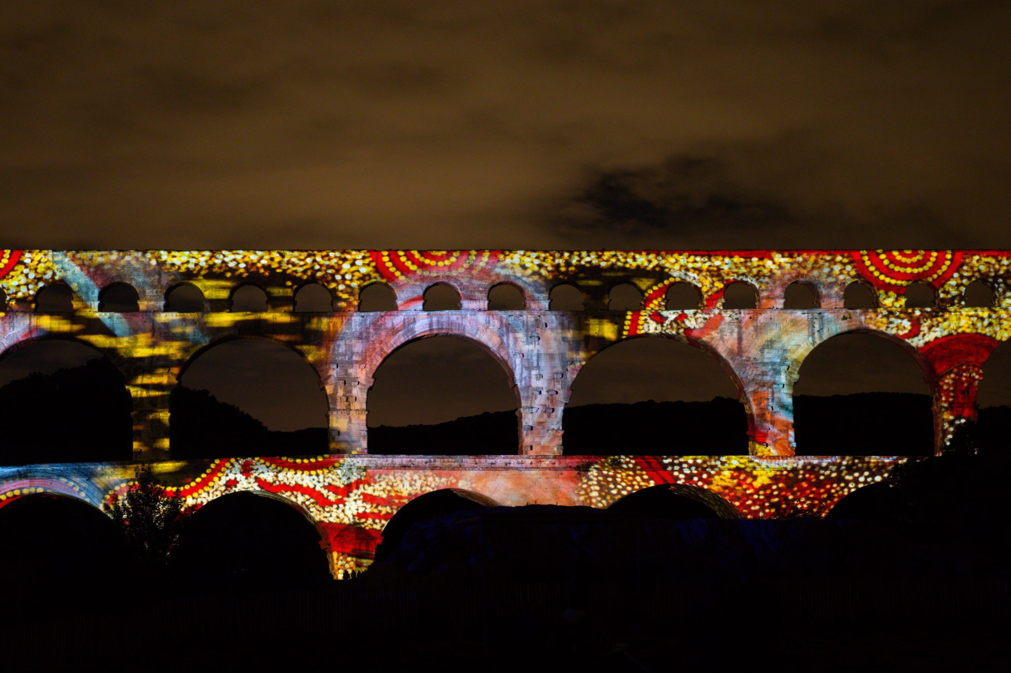 Hemaposesesvalises_pont_du_gard_unesco_anniversaire_12