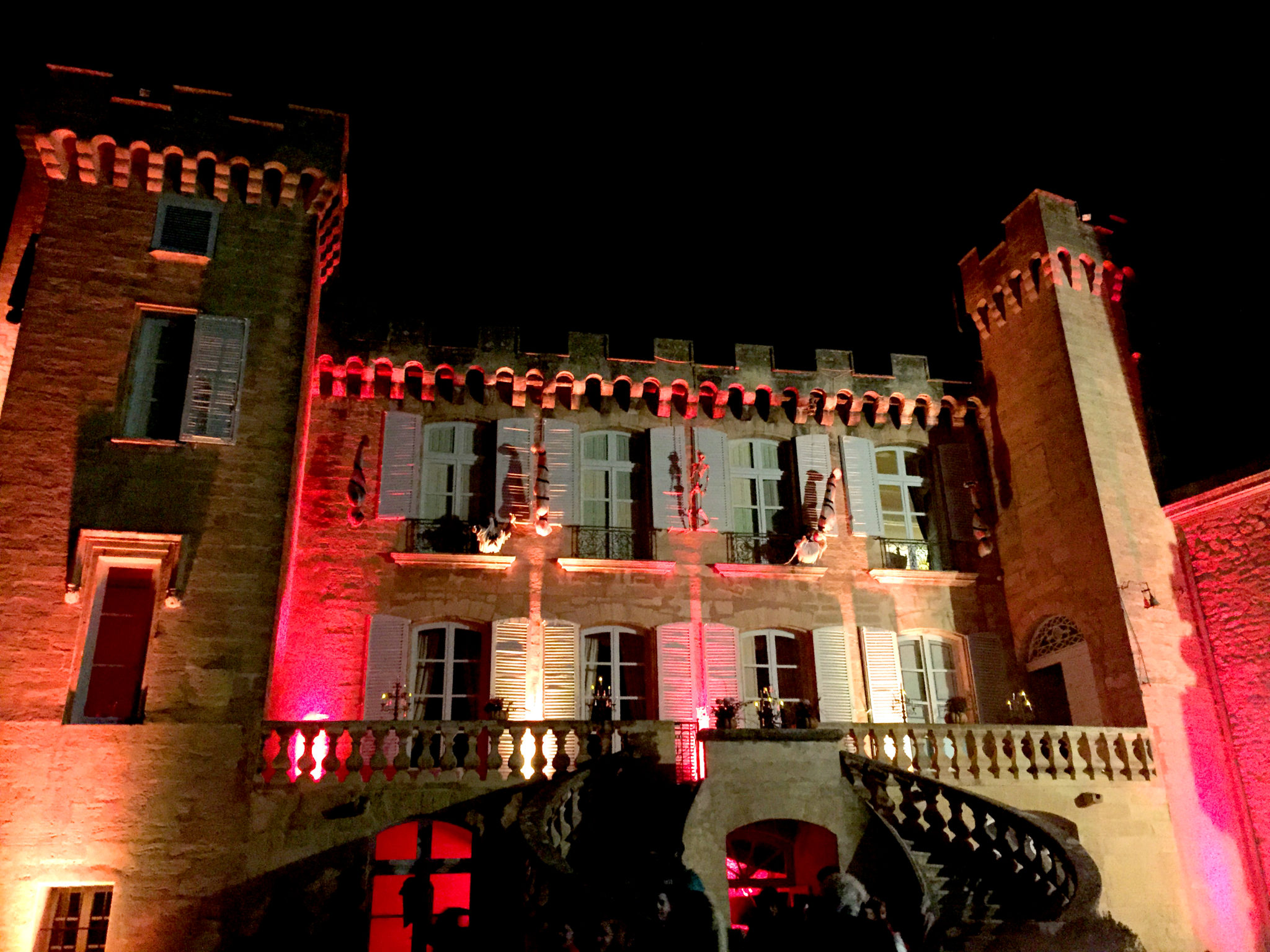 Hema_pose_ses_valises_halloween_chateau_de_la_barben_2