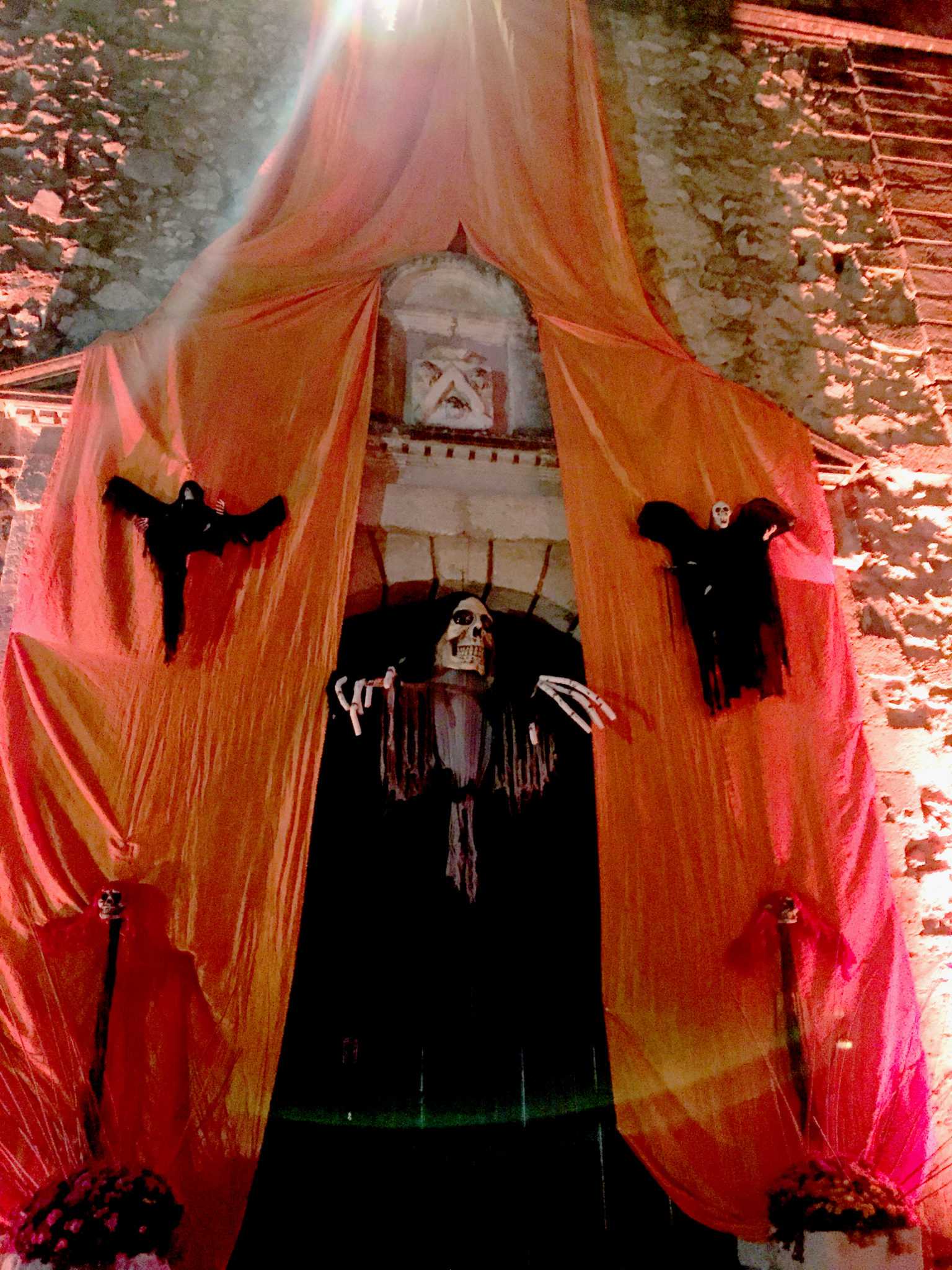 Hema_pose_ses_valises_halloween_chateau_de_la_barben_3