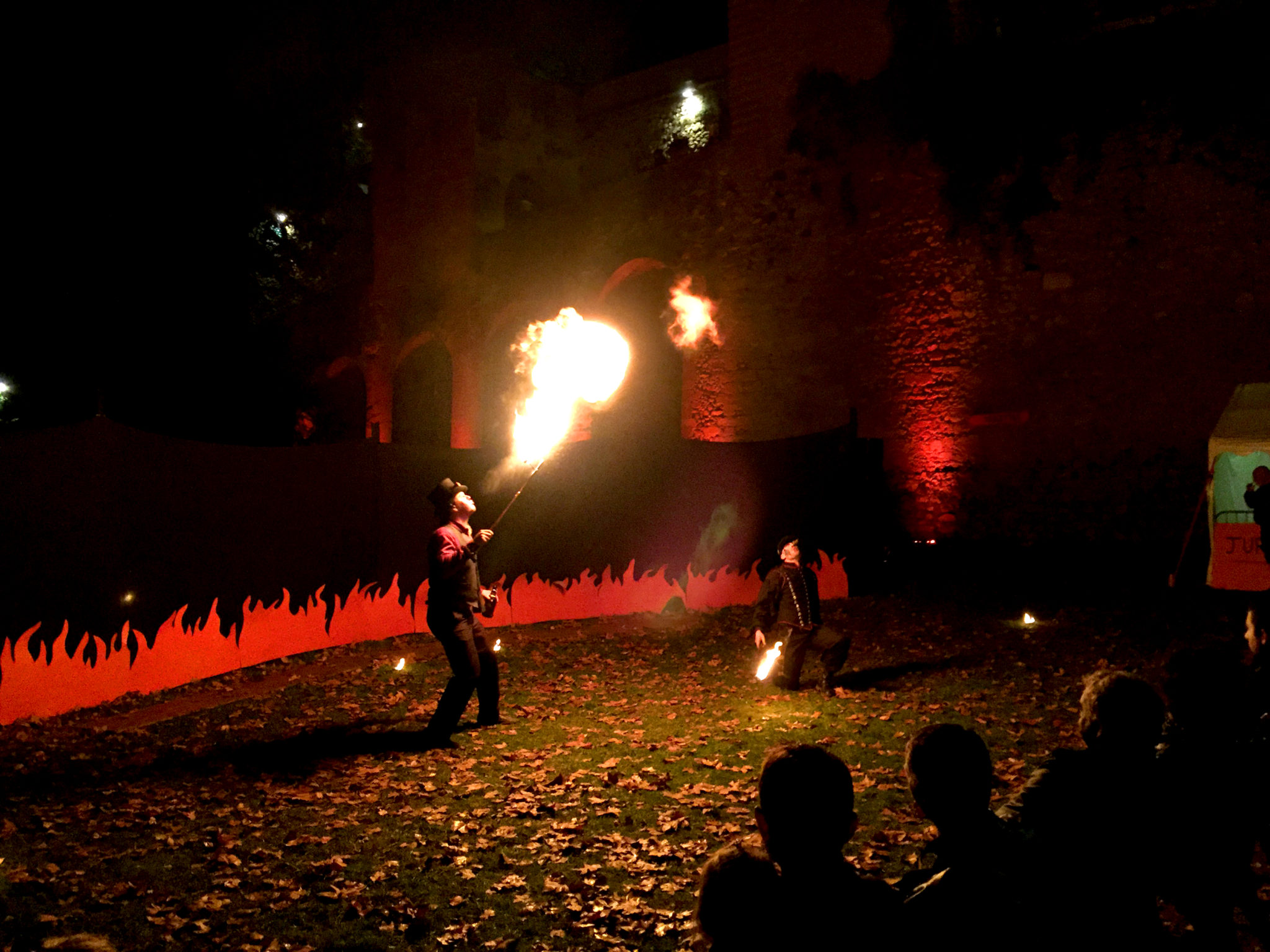 Hema_pose_ses_valises_halloween_chateau_de_la_barben_cracheurs_de_feu_8