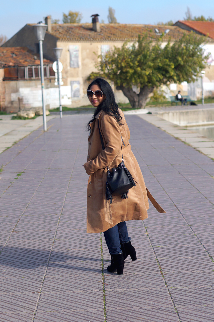 Hema_pose_ses_valises_le_trench_suedine_look_blog_mode_11