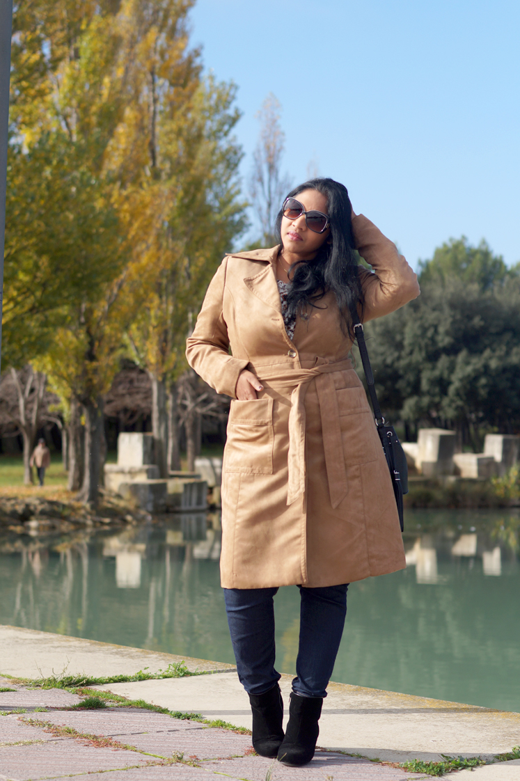 Hema_pose_ses_valises_le_trench_suedine_look_blog_mode_2