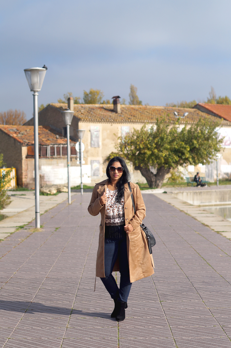 Hema_pose_ses_valises_le_trench_suedine_look_blog_mode_7