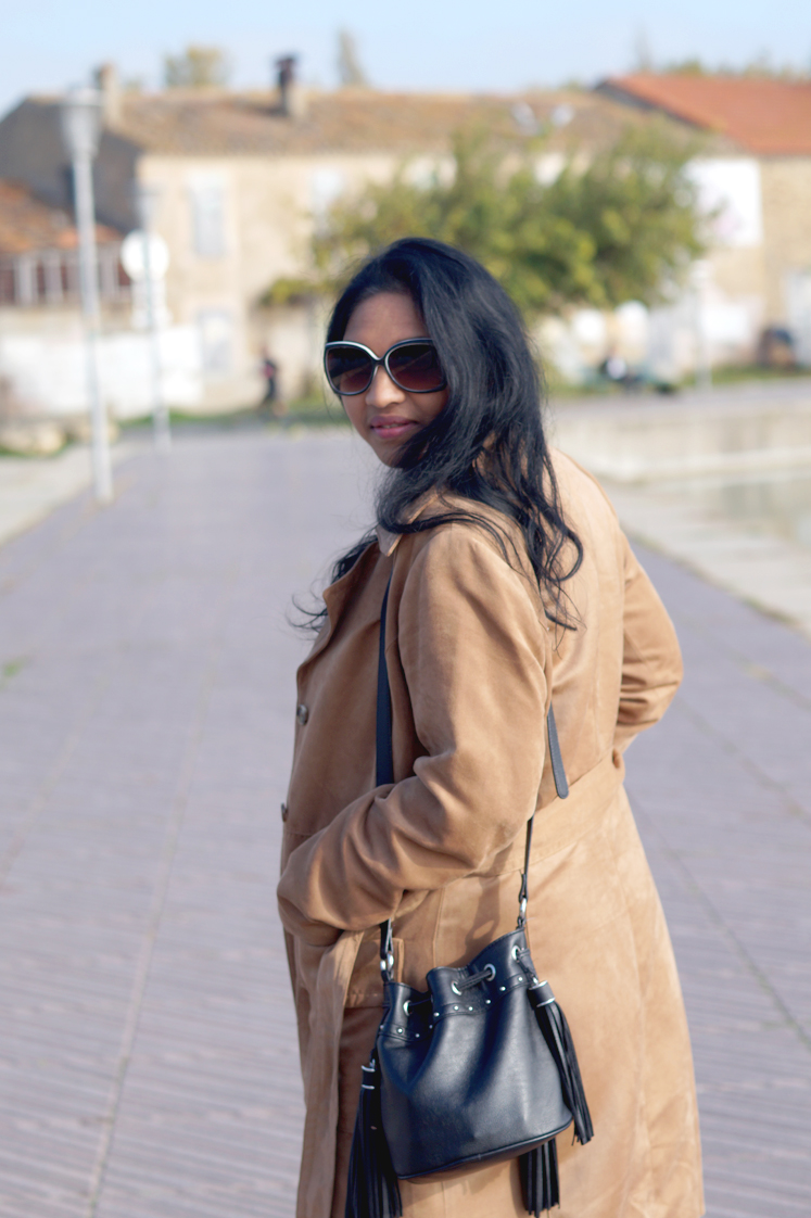 Hema_pose_ses_valises_le_trench_suedine_look_blog_mode_9