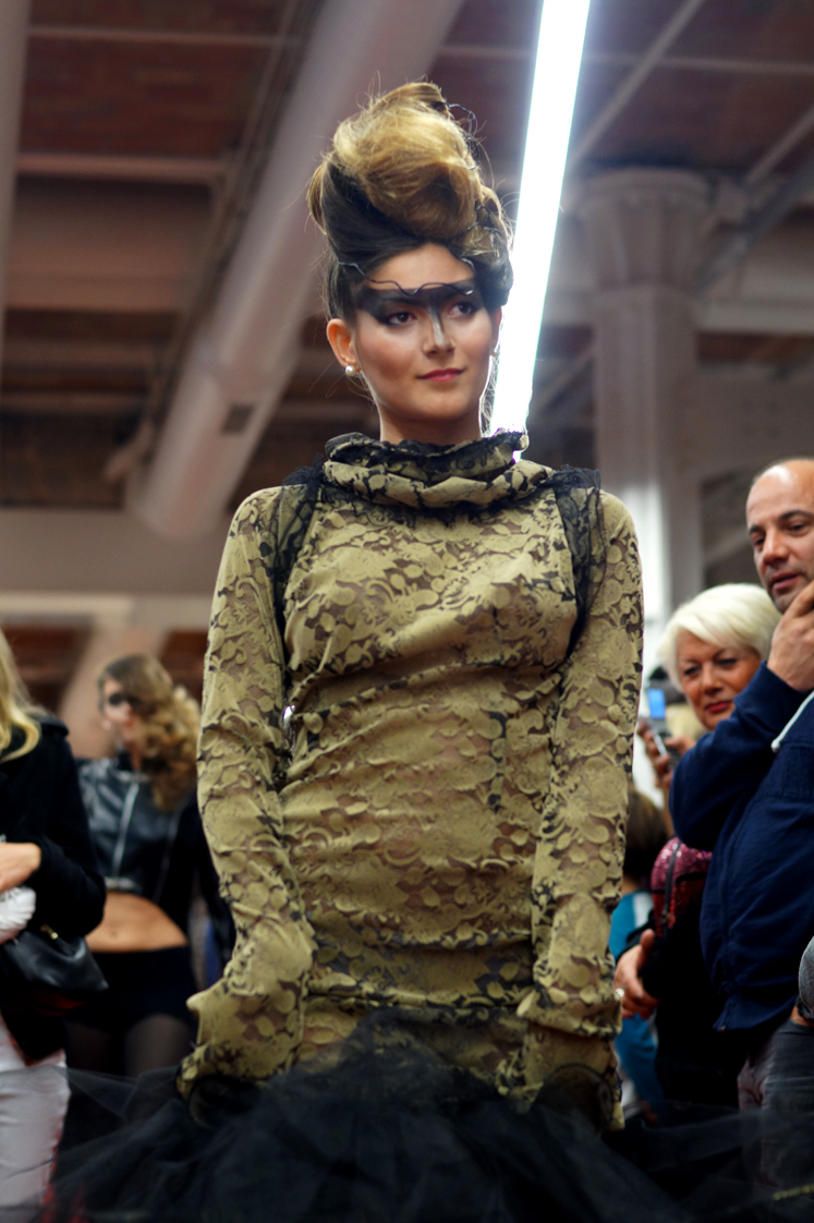 Hema_pose_ses_valises_les_docks_marseille_inauguration_2015_defile_mode_14