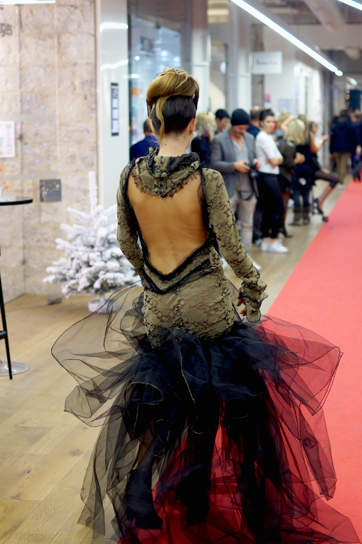 Hema_pose_ses_valises_les_docks_marseille_inauguration_2015_defile_mode_18