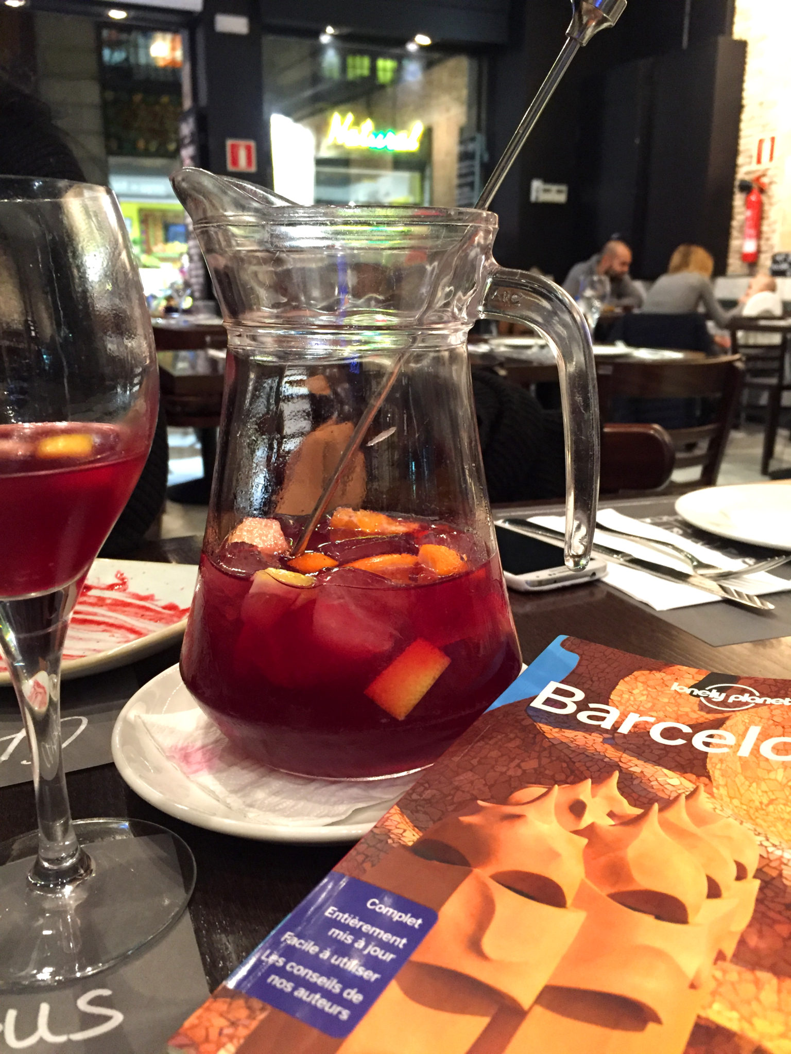 Hema_pose_ses_valises_barcelone_cityguide_adresse_1_lonja_de_tapas