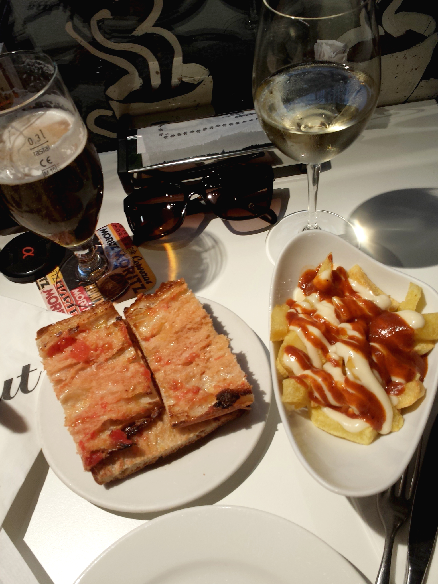 Hema_pose_ses_valises_barcelone_cityguide_adresse_tapas_3_tapas24