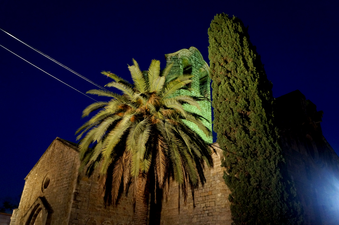 Hema_pose_ses_valises_barcelone_cityguide_iglesia_san_pau_del_camp