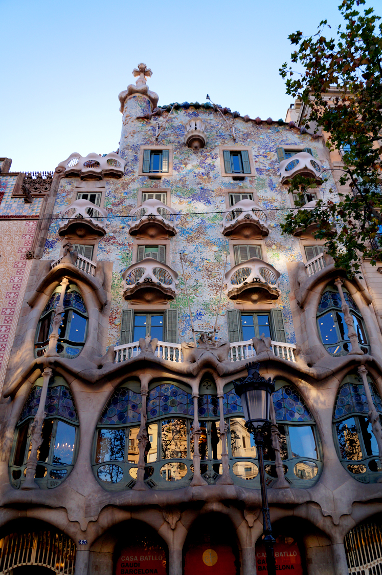 Hema_pose_ses_valises_barcelone_cityguide_la_casa_batllo_1