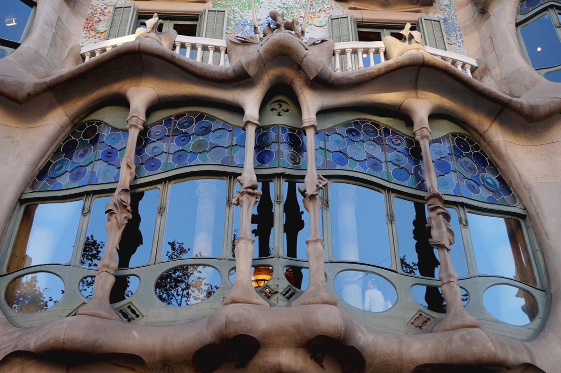 Hema_pose_ses_valises_barcelone_cityguide_la_casa_batllo_2