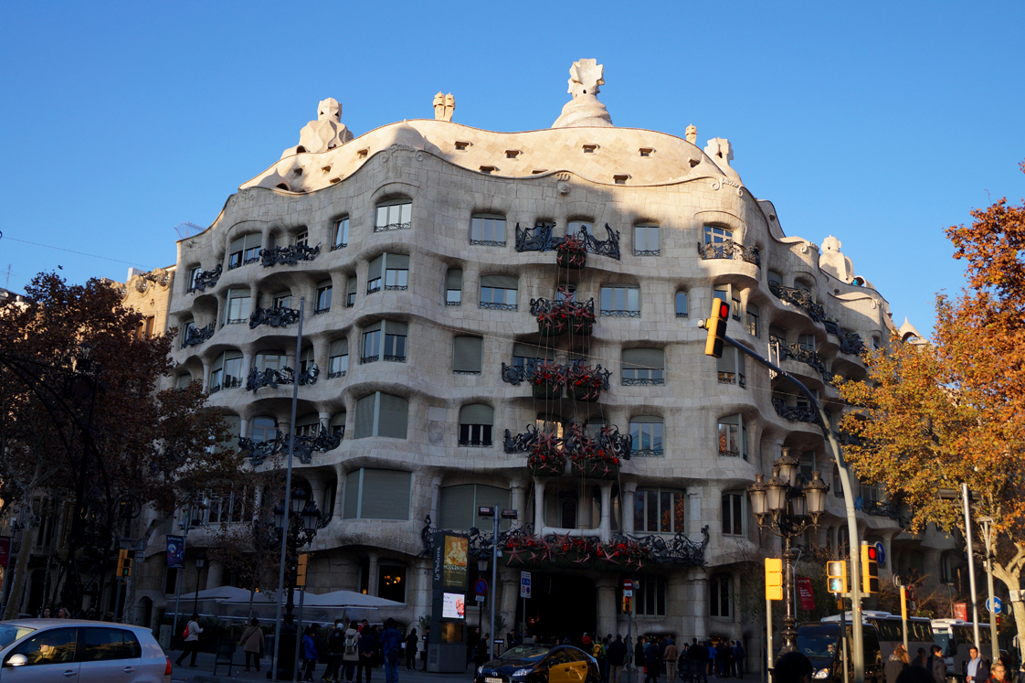 Hema_pose_ses_valises_barcelone_cityguide_la_casa_mila_la_pedrera_1