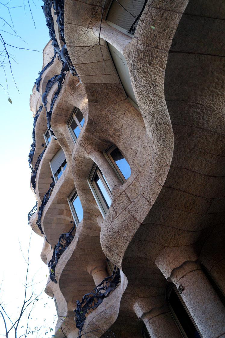 Hema_pose_ses_valises_barcelone_cityguide_la_casa_mila_la_pedrera_2