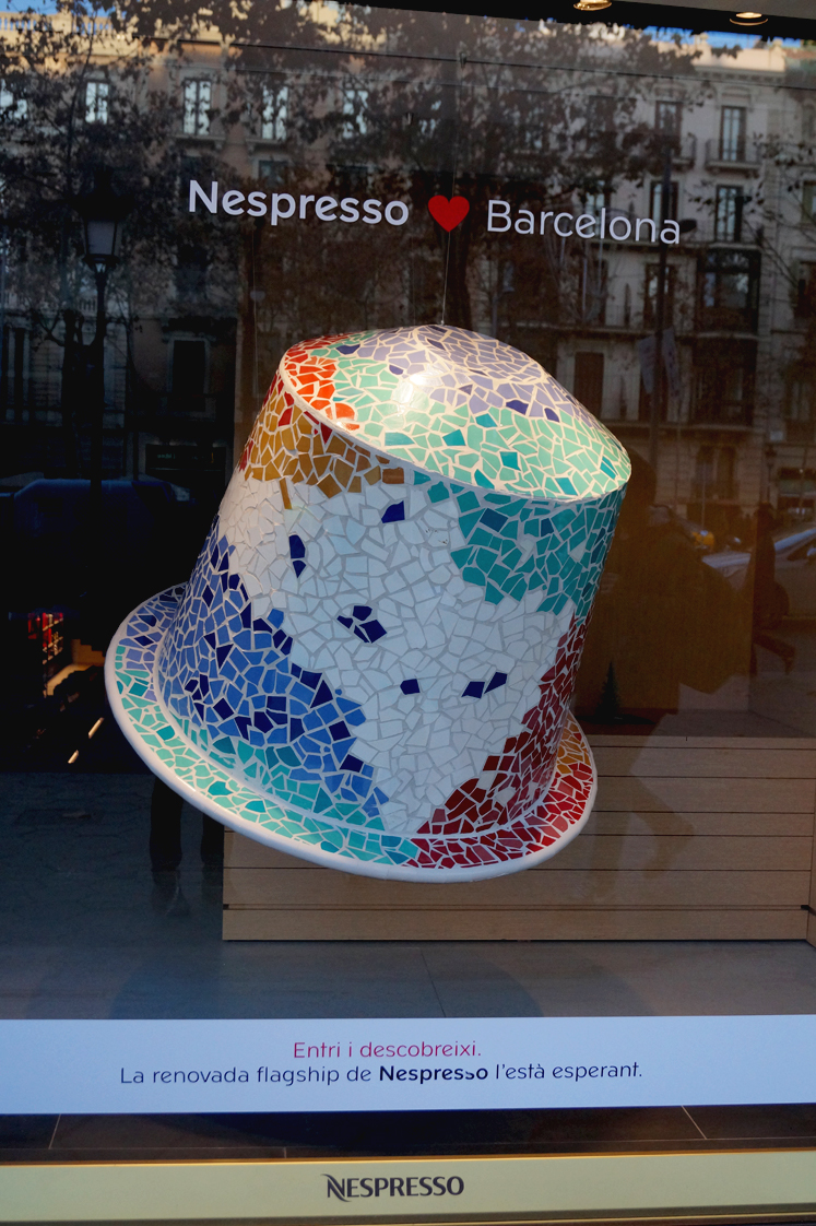 Hema_pose_ses_valises_barcelone_cityguide_nespresso_gaudi