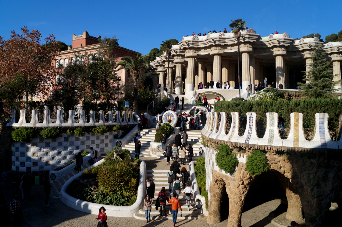 Hema_pose_ses_valises_barcelone_cityguide_parc_guell_1