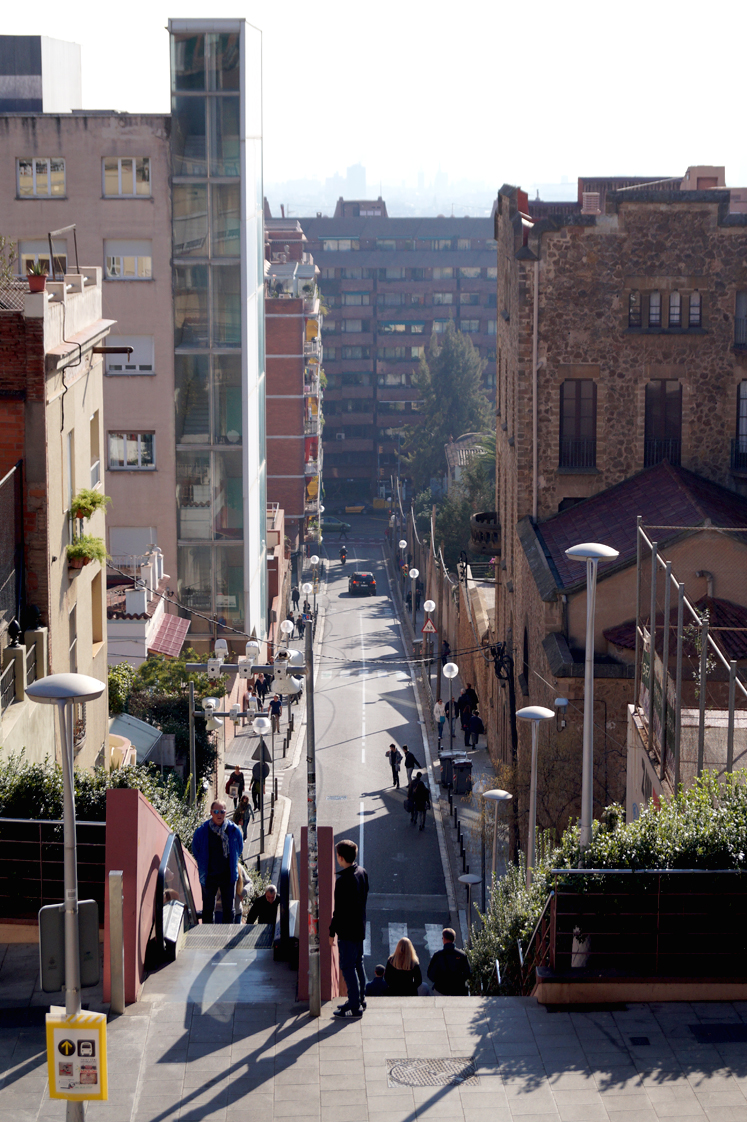 Hema_pose_ses_valises_barcelone_cityguide_parc_guell_10