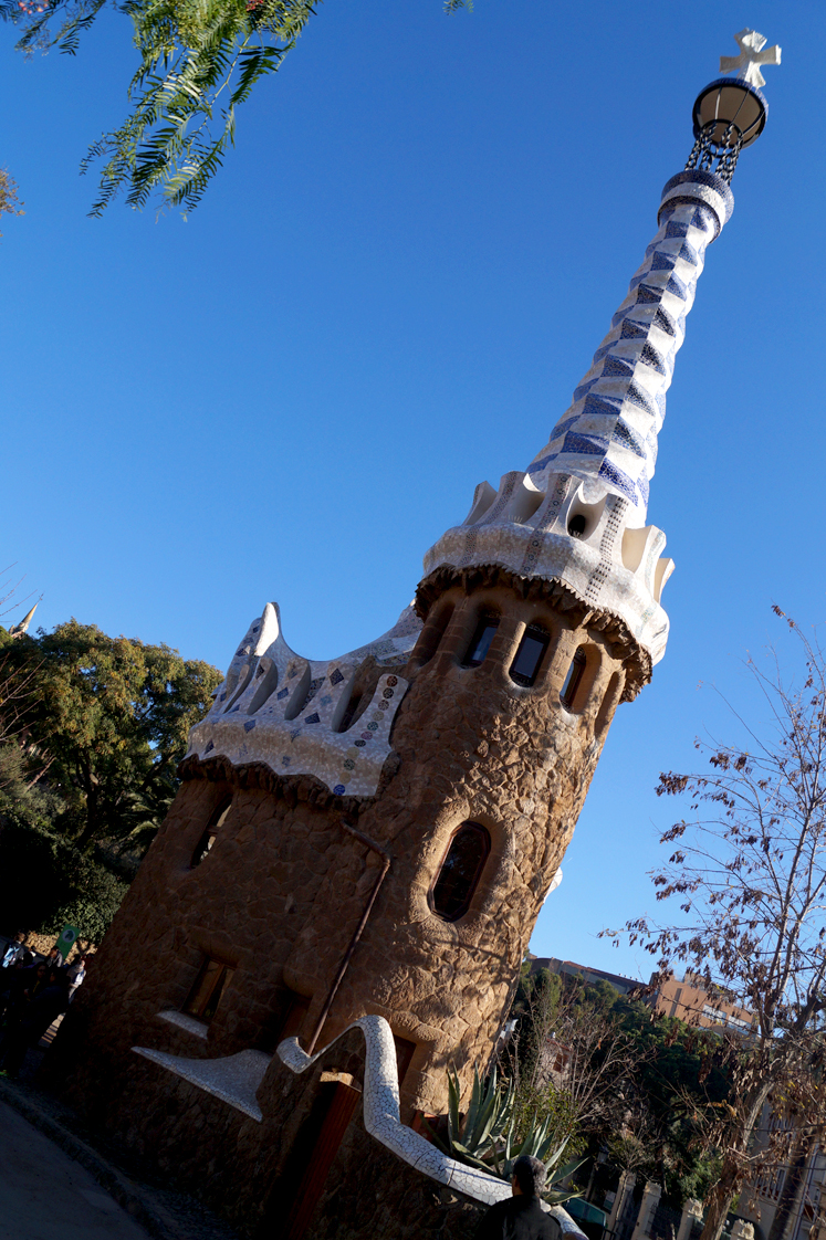 Hema_pose_ses_valises_barcelone_cityguide_parc_guell_2
