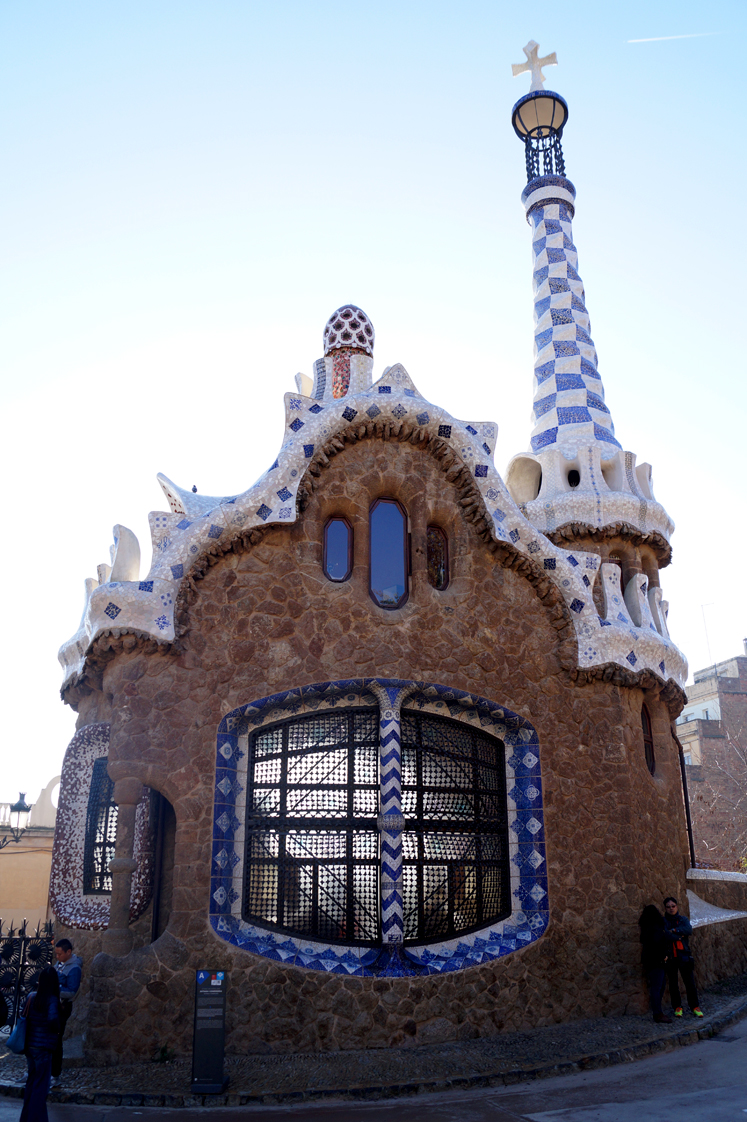 Hema_pose_ses_valises_barcelone_cityguide_parc_guell_3