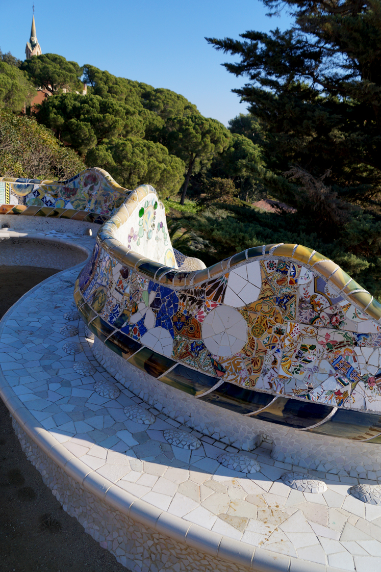 Hema_pose_ses_valises_barcelone_cityguide_parc_guell_4