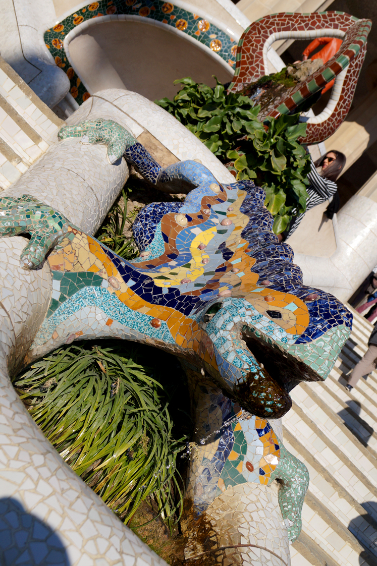 Hema_pose_ses_valises_barcelone_cityguide_parc_guell_5