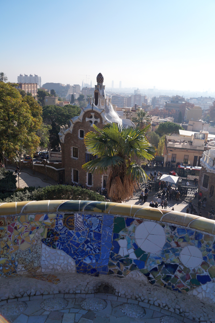 Hema_pose_ses_valises_barcelone_cityguide_parc_guell_7