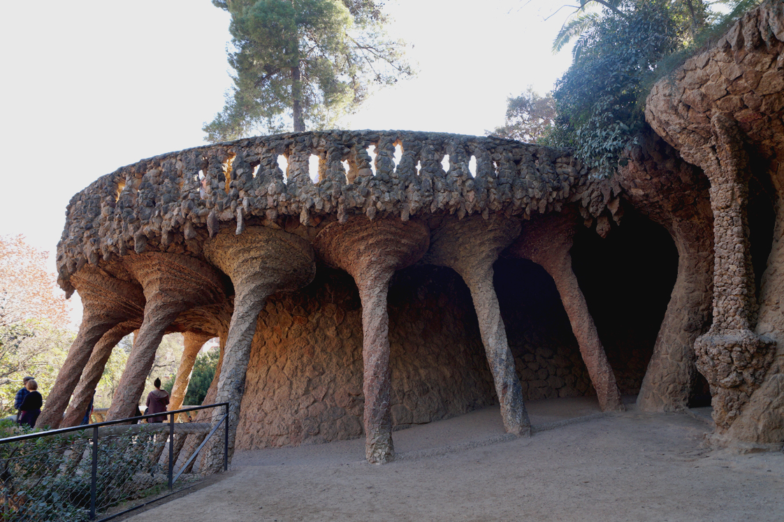 Hema_pose_ses_valises_barcelone_cityguide_parc_guell_9