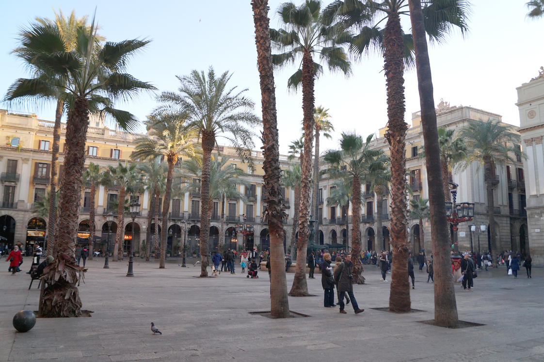 Hema_pose_ses_valises_barcelone_cityguide_placa_reial