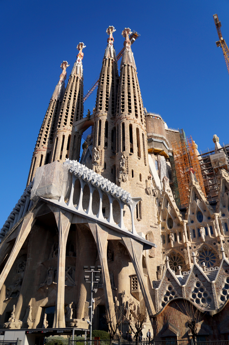 Hema_pose_ses_valises_barcelone_cityguide_sagrada_familia_1