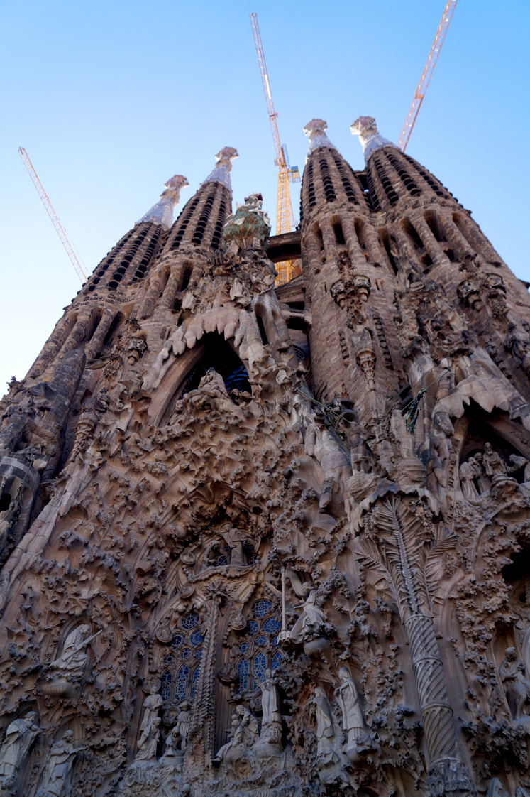 Hema_pose_ses_valises_barcelone_cityguide_sagrada_familia_2