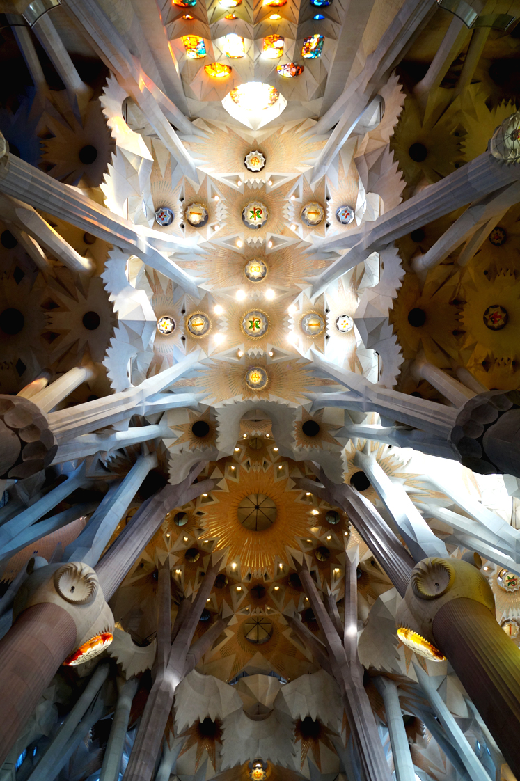 Hema_pose_ses_valises_barcelone_cityguide_sagrada_familia_3