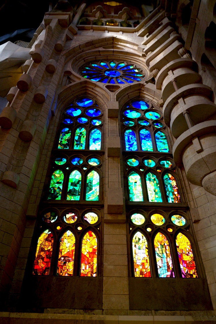 Hema_pose_ses_valises_barcelone_cityguide_sagrada_familia_4